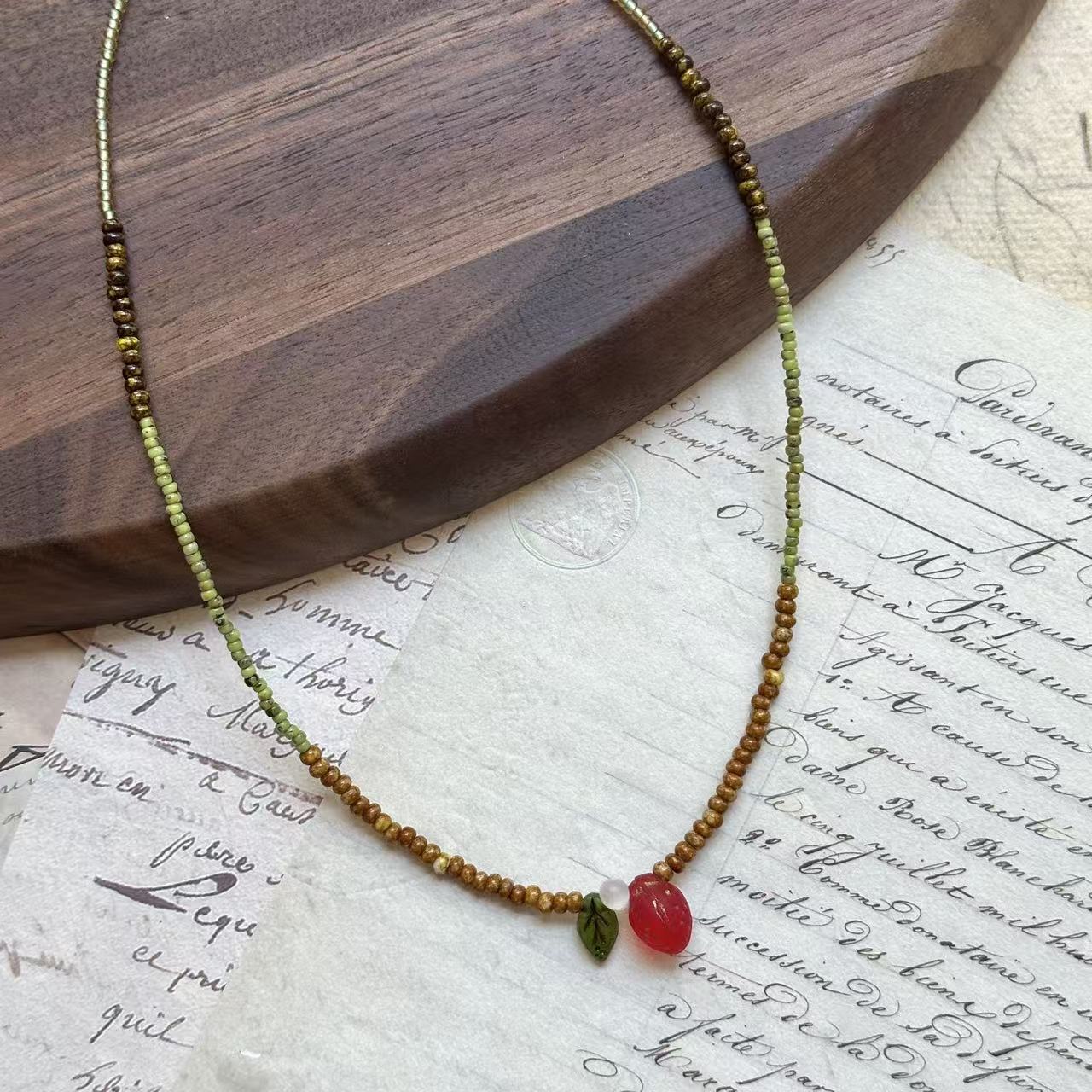 Collar de fresas silvestres
