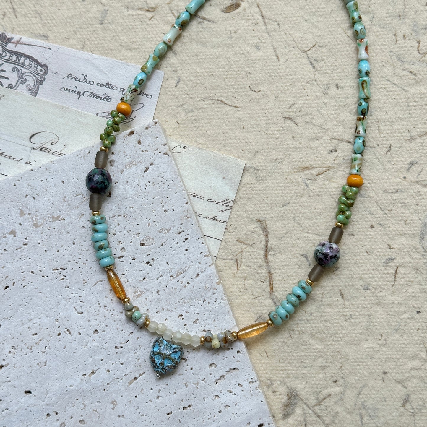 Collar de búho verde