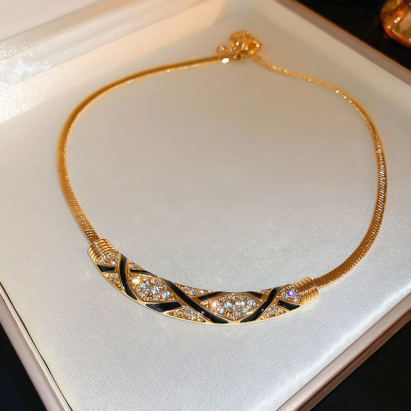 Gothic Revival Vintage Necklace – Exaggerated European Light Luxury