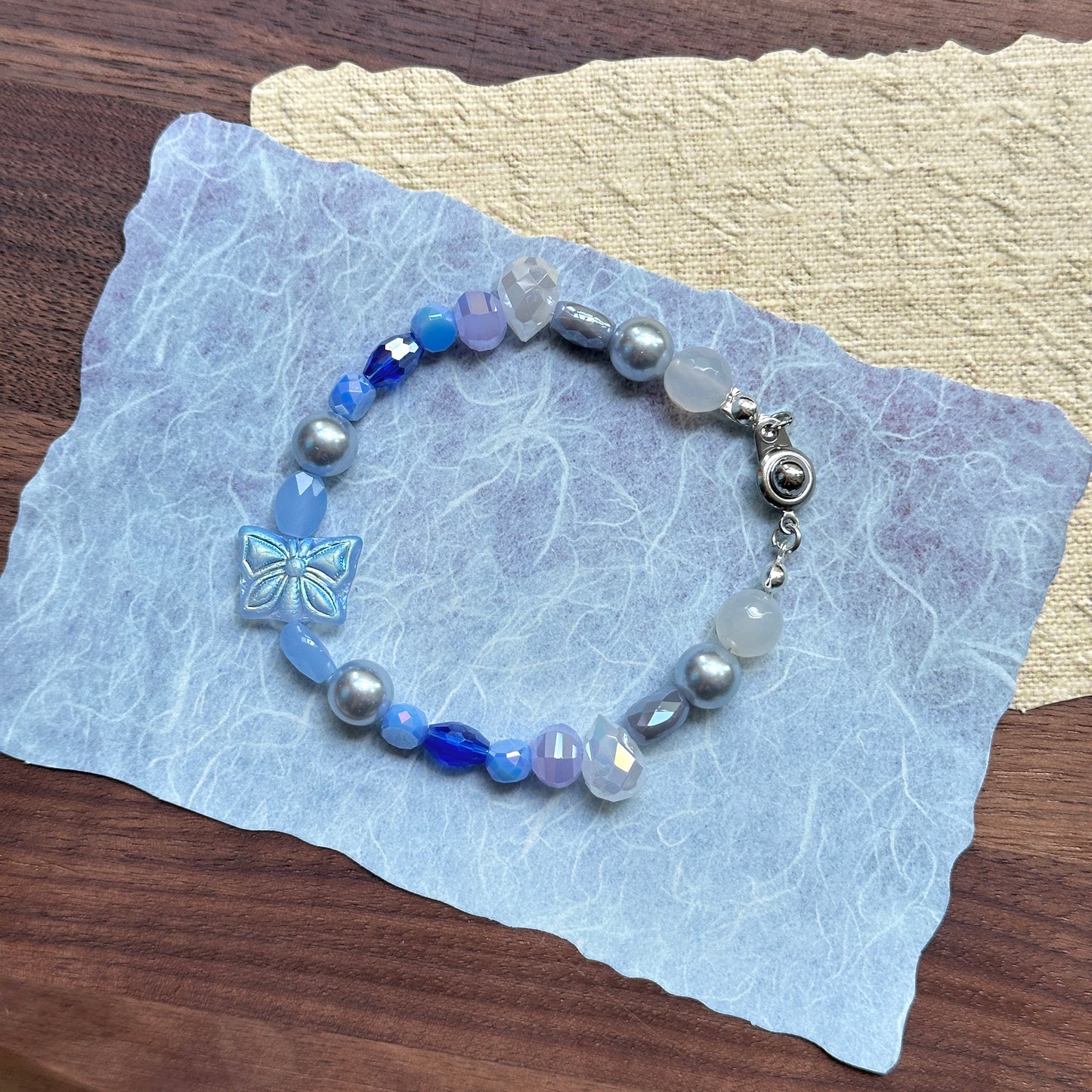 Handmade bracelet with pearls and faceted blue beads