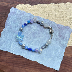 Handmade bracelet with pearls and faceted blue beads