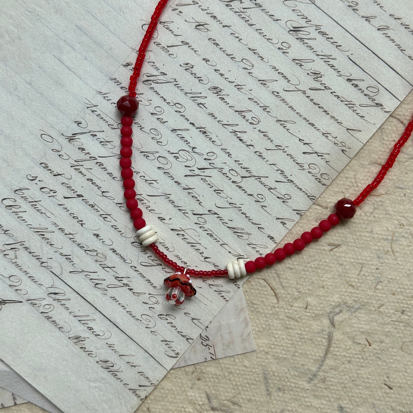 Collar de seta carmesí 