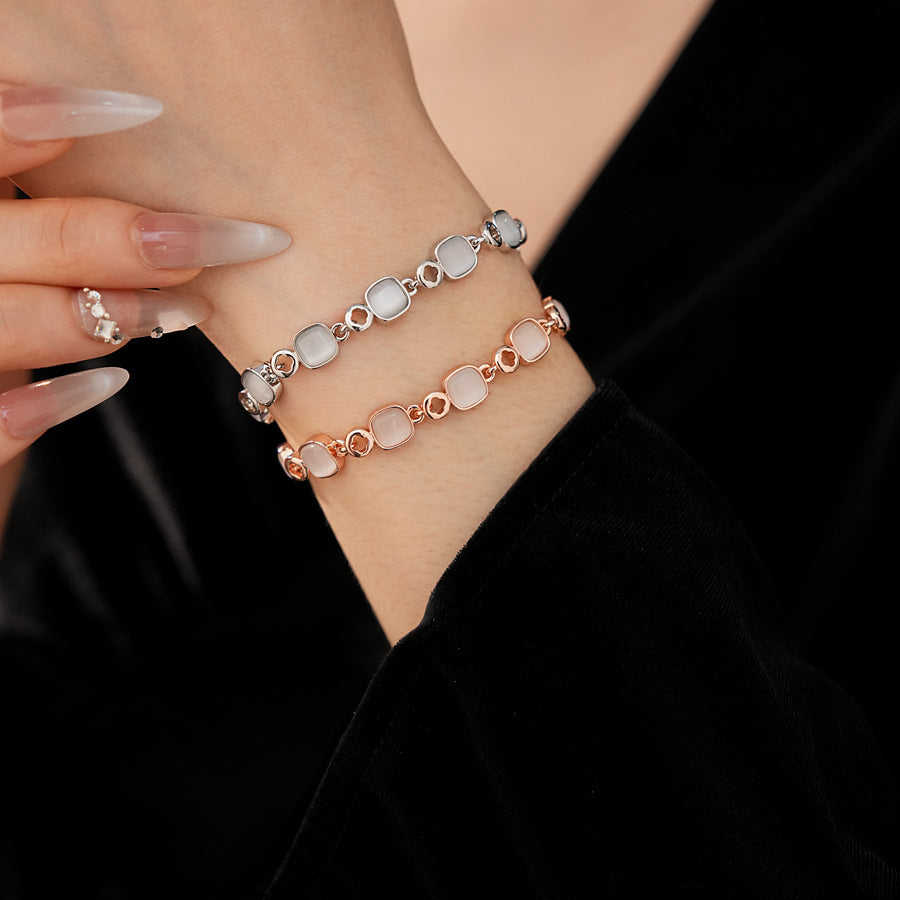 Cat’s Eye Link Bracelet in two color variants (rose gold and silver) displayed on a jewelry box.