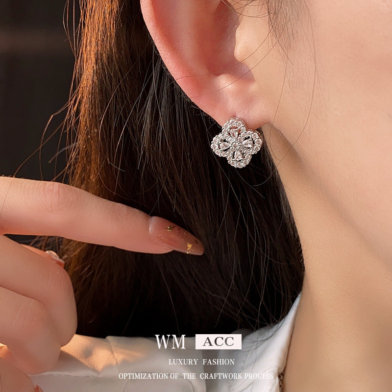 Zircon blossom hollow necklace – elegant silver collarbone chain light luxury women’s jewelry
