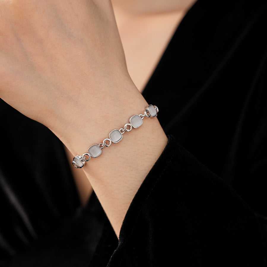 Cat’s Eye Link Bracelet in two color variants (rose gold and silver) displayed on a jewelry box.