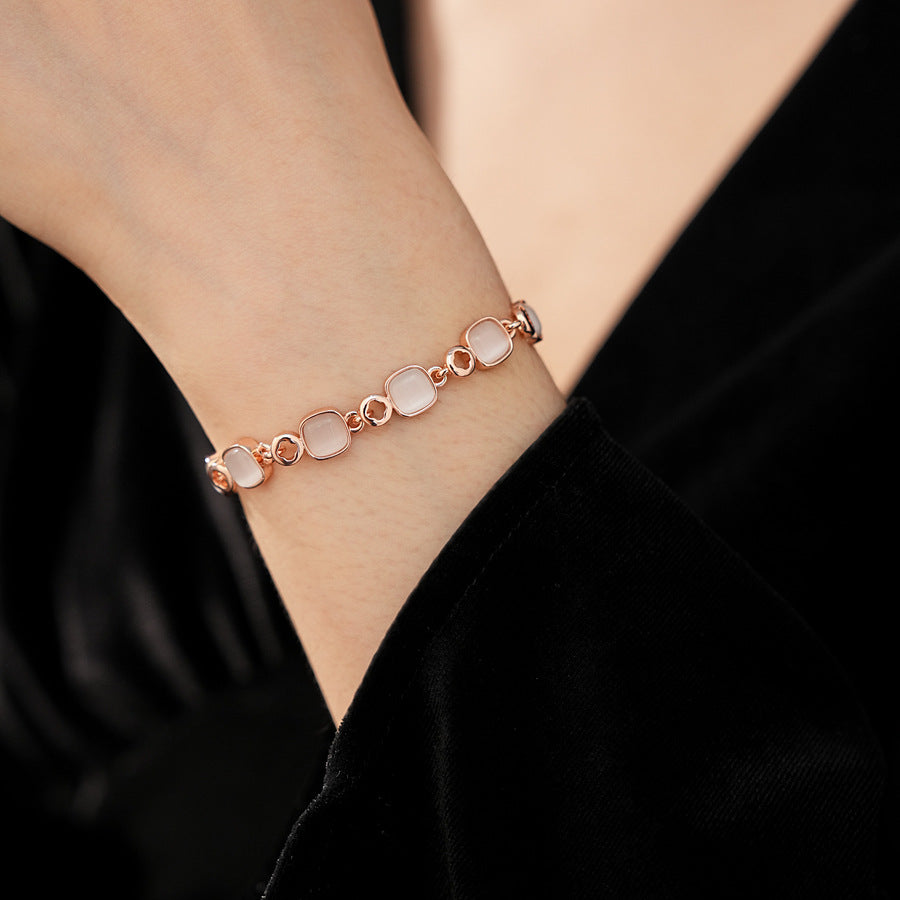 Cat’s Eye Link Bracelet in two color variants (rose gold and silver) displayed on a jewelry box.