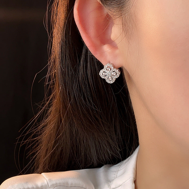 Zircon Blossom Hollow Necklace – Elegant Silver Collarbone Chain