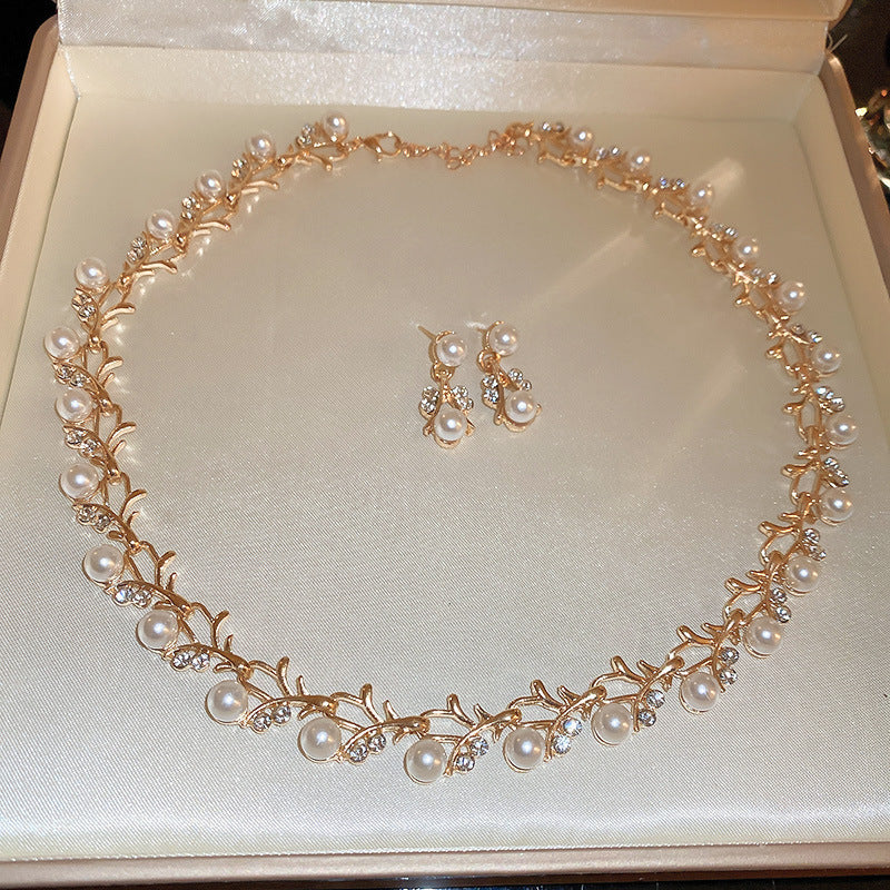 Gothic revival vintage necklace – exaggerated European light luxury statement jewelry with rhinestone and alloy designs