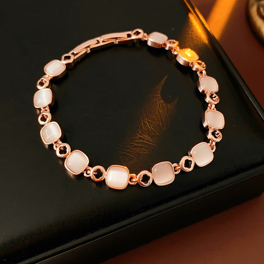 Cat’s Eye Link Bracelet in two color variants (rose gold and silver) displayed on a jewelry box.