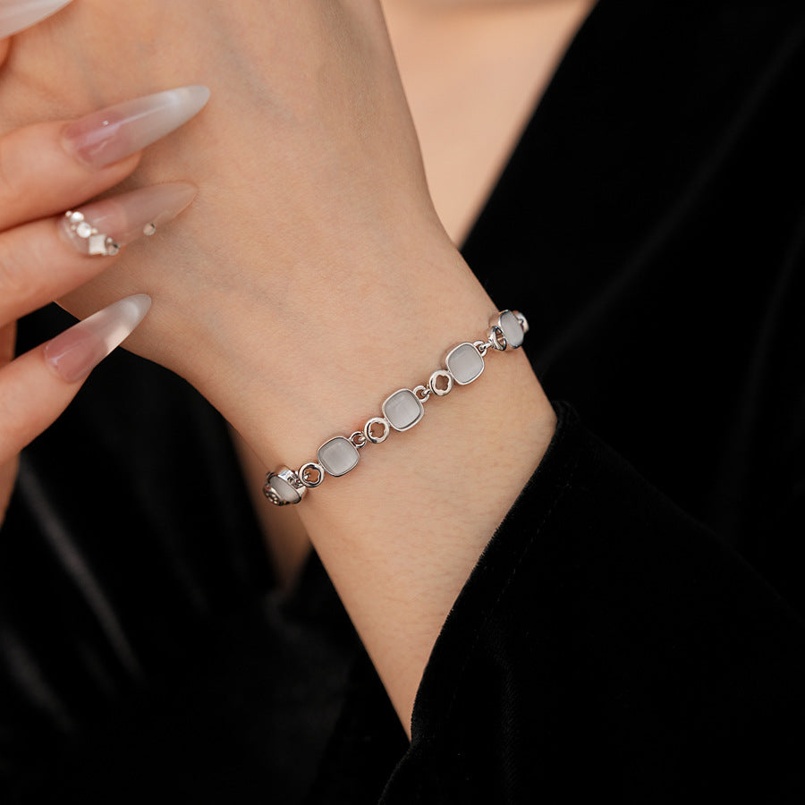 Cat’s Eye Link Bracelet in two color variants (rose gold and silver) displayed on a jewelry box.