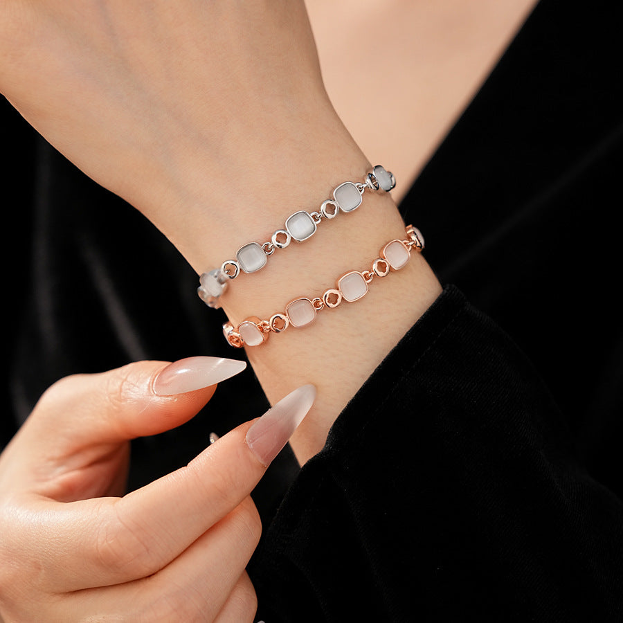 Cat’s Eye Link Bracelet in two color variants (rose gold and silver) displayed on a jewelry box.