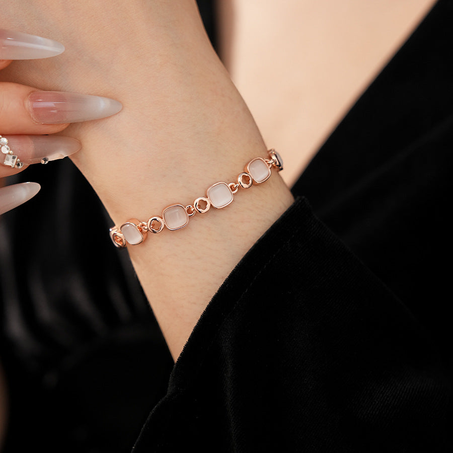 Cat’s Eye Link Bracelet in two color variants (rose gold and silver) displayed on a jewelry box.