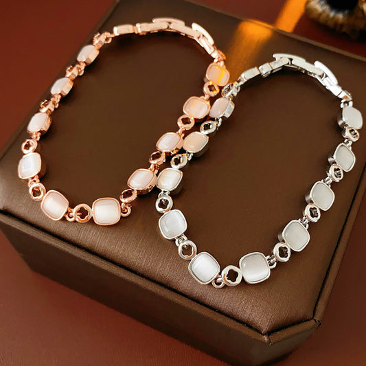 Cat’s Eye Link Bracelet in two color variants (rose gold and silver) displayed on a jewelry box.